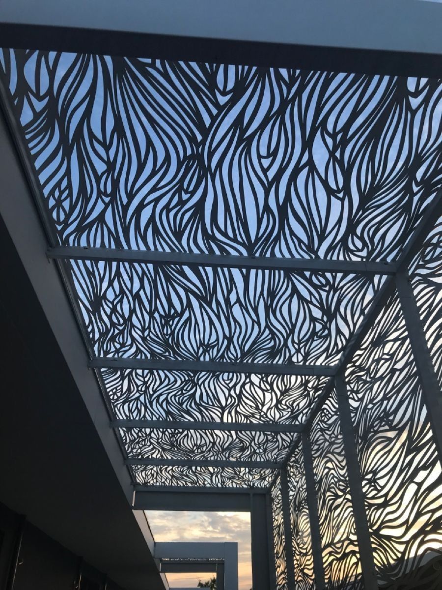 Pérgola metálica moderna con cubierta de policarbonato en terraza