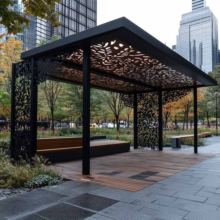 Pérgola metálica bioclimática con lamas ajustables en jardín