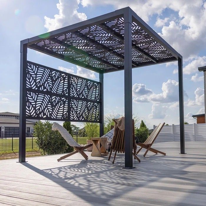 Pérgola metálica con diseño minimalista y cubierta retráctil